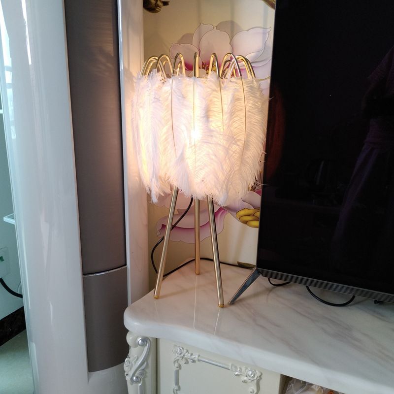 European ostrich feather floor lamp wedding celebration Nordic decorative lamps bedroom bed creative living room table lamps