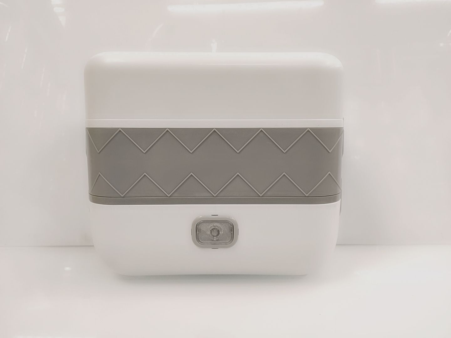 A heating lunch box with a cooking pot can be plugged in thumbnail