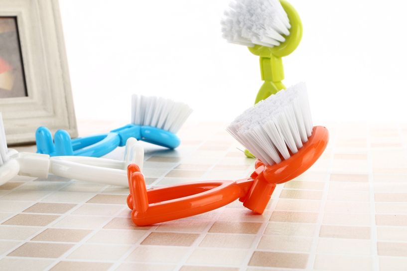 Humanoid foldable cleaning brush