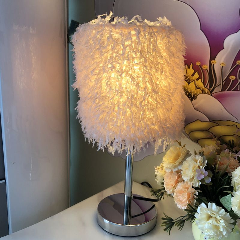 European-style bedroom, truly imitating feather lamp, princess room, modern and simple desk, eye-protecting and warm, small feather bedside lamp Application Scenario