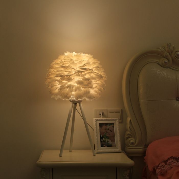 Creative romantic three-pronged feather bedside lamp Bedroom bedside lamp simple princess warm light warm bedside lamp