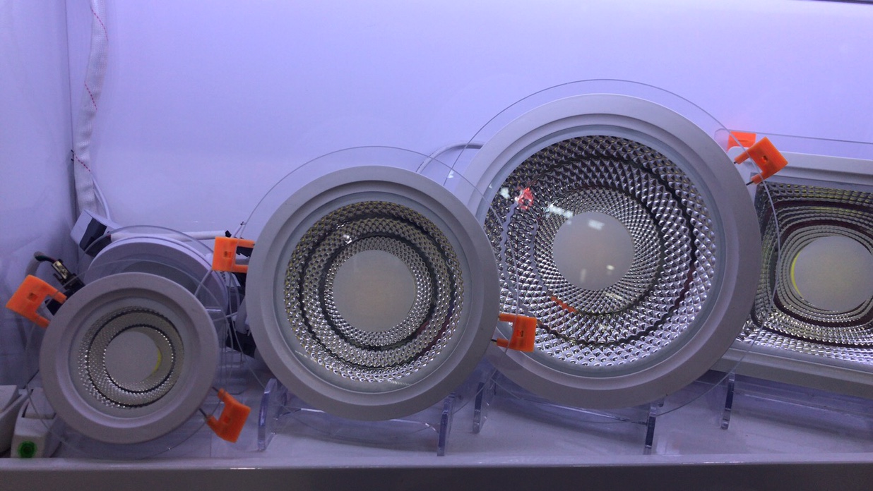 The glass panel lamp is a recessed circular three-color indoor lamp