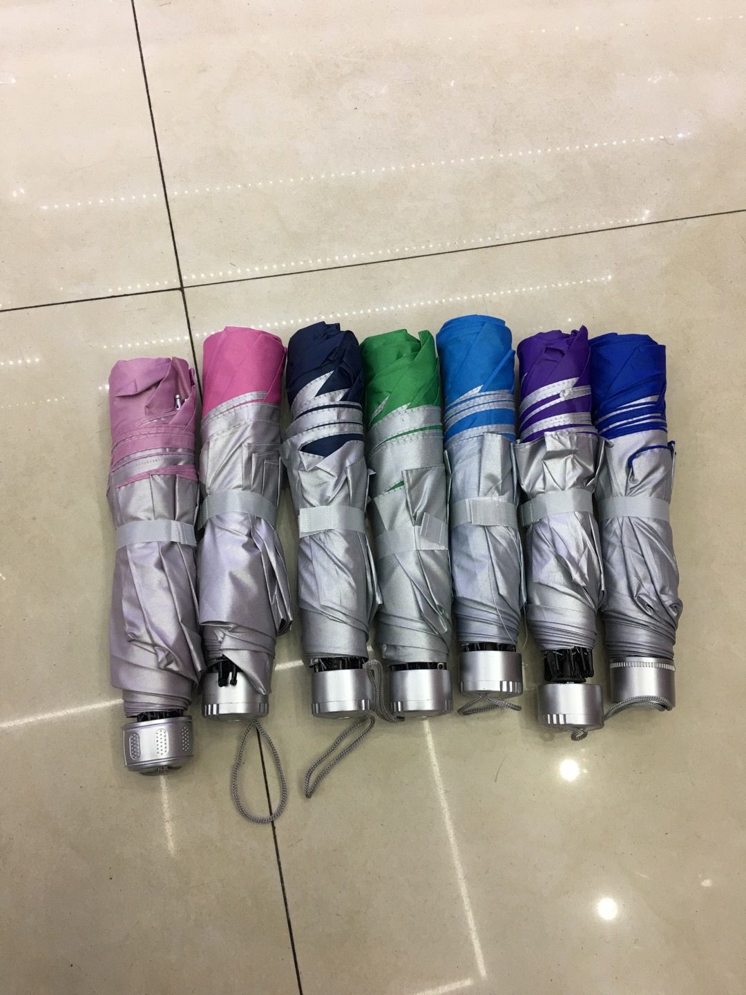 The 8-bone three-fold umbrella, a creative outdoor couple umbrella for rain and sun protection, is a bestseller in foreign trade