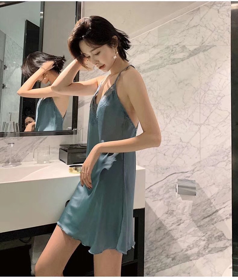 Summer 2020 new Victoria's Secret sexy and romantic women's pajamas, women's halter tops, strapless, slit nightgowns, bathrobes, satin chiffon loungewear, seductive and romantic detail image 4