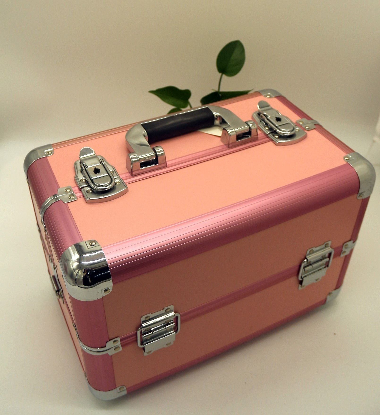 The classic cosmetic case can be customized with a multi-functional jewelry box full figure