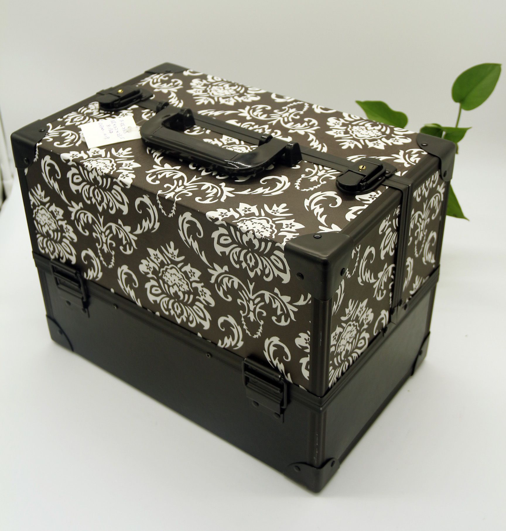 The classic professional cosmetic case can be customized with a multi-functional jewelry box 35255 full figure