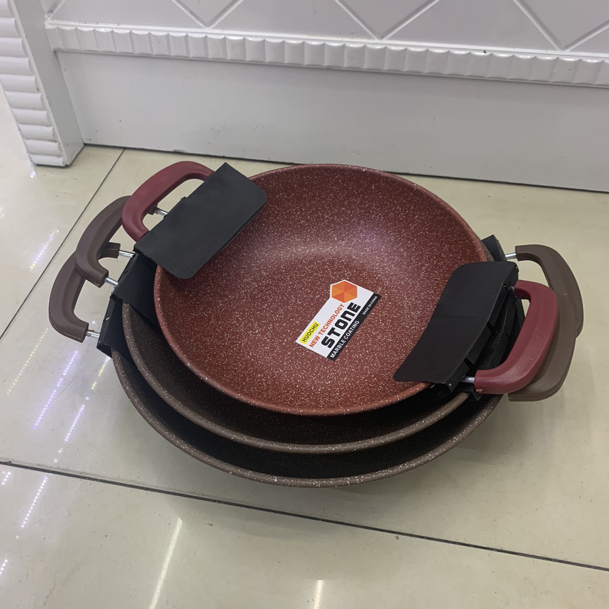 25 Double-ear rubber-handled wok with marble