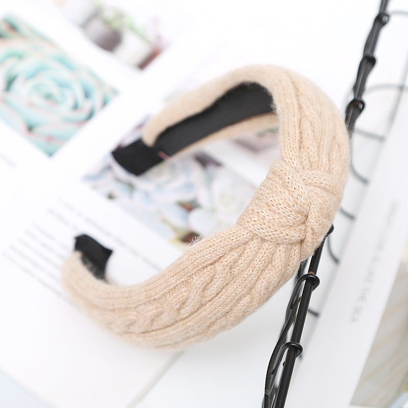 Cross-border new autumn and winter hair accessories retro wool braid knotted headband Amazon explosive wide edge plush headdress Application Scenario