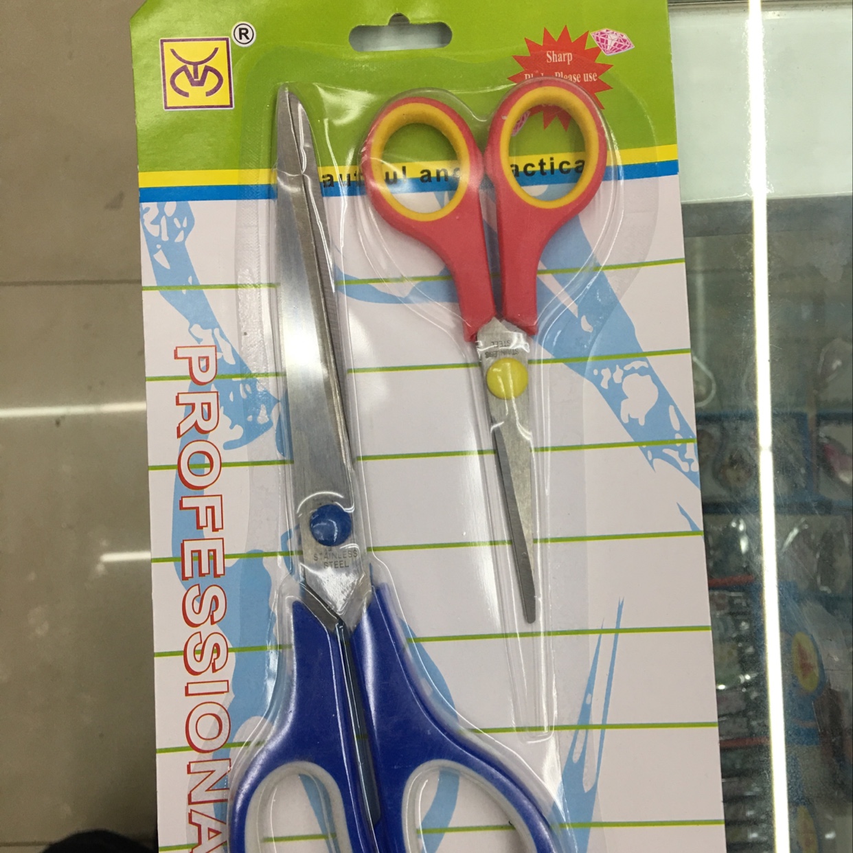 Two piece set of scissors thumbnail