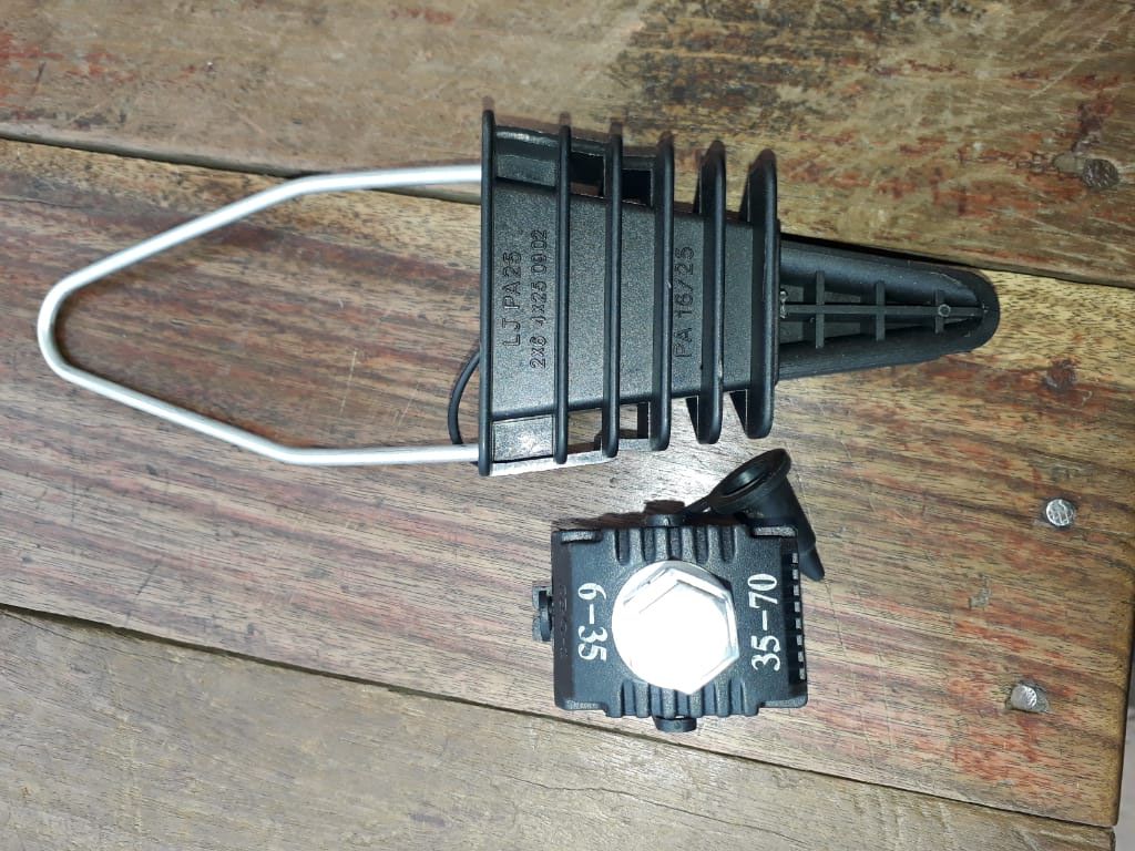Tension-resistant wire clip electrical accessories