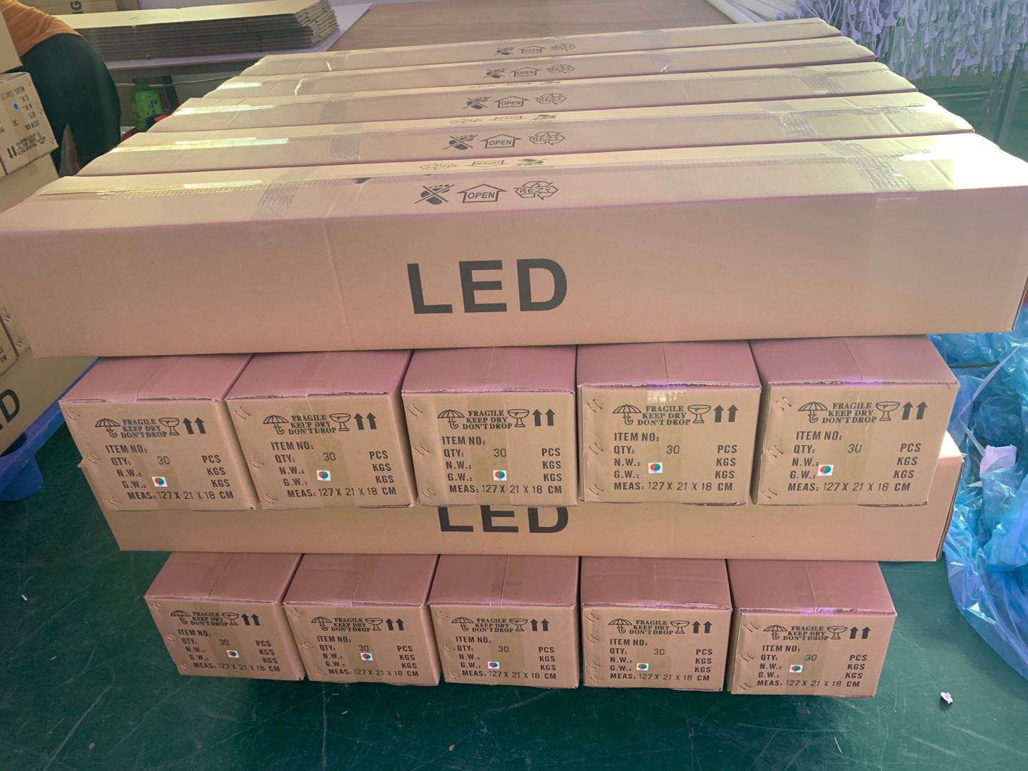 LED防水一体灯白色，红色，绿色，蓝色，RGB三色一体灯防水户外灯18瓦1.2米长度，也可带插头和不带插头两种详情图3