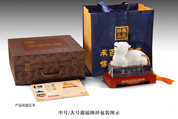 A glass and white jade PI Xiu ornament for bringing good fortune and auspiciousness, a gift for the opening of a new store, and an office decoration detail image 9