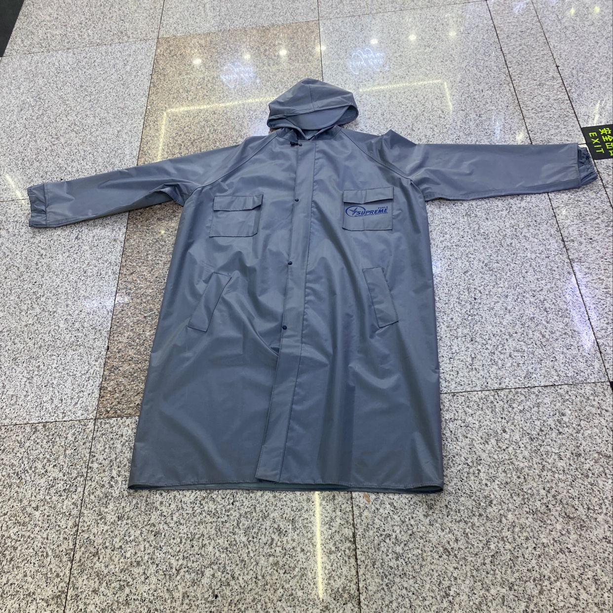 银灰色PVC长风衣产品图