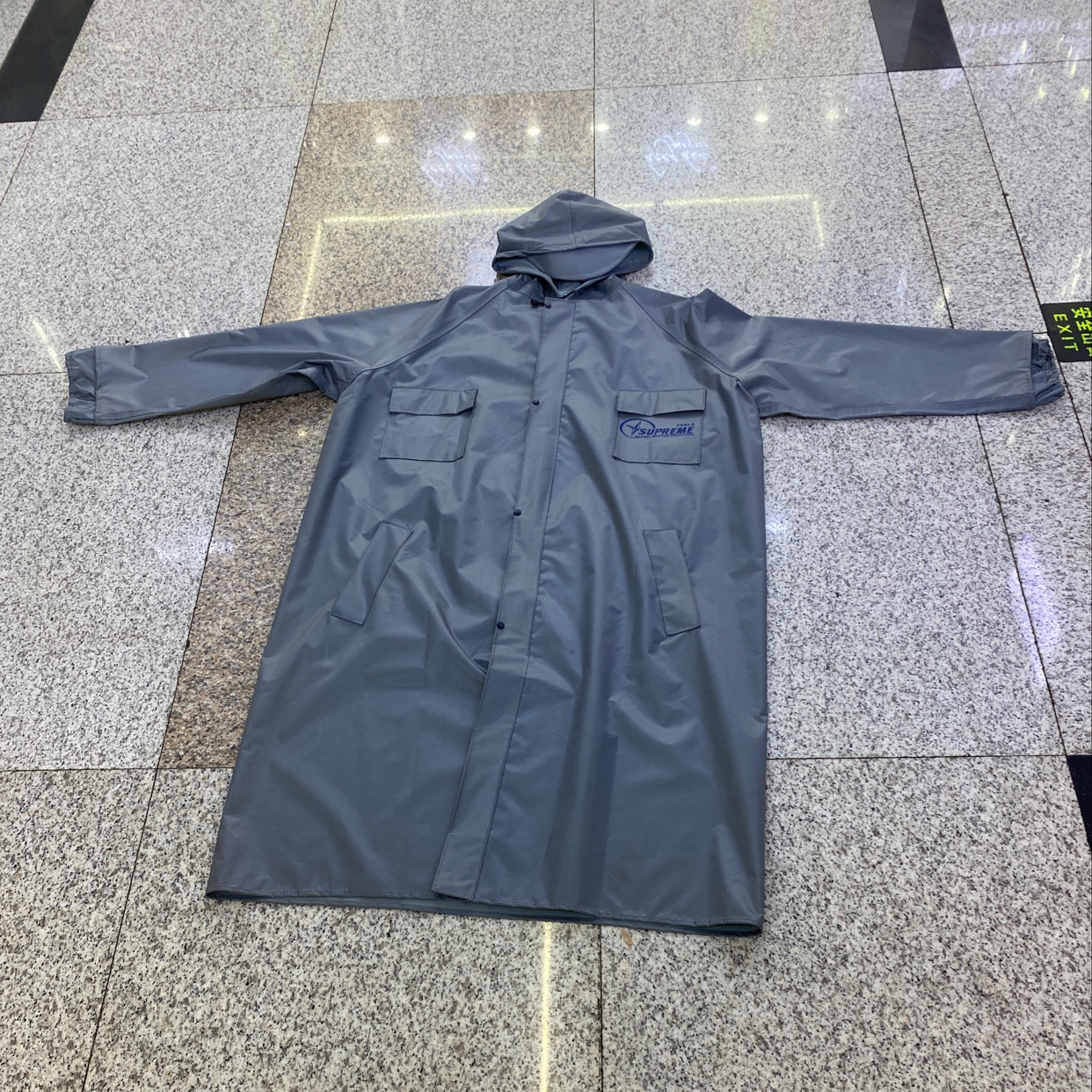 银灰色PVC长风衣