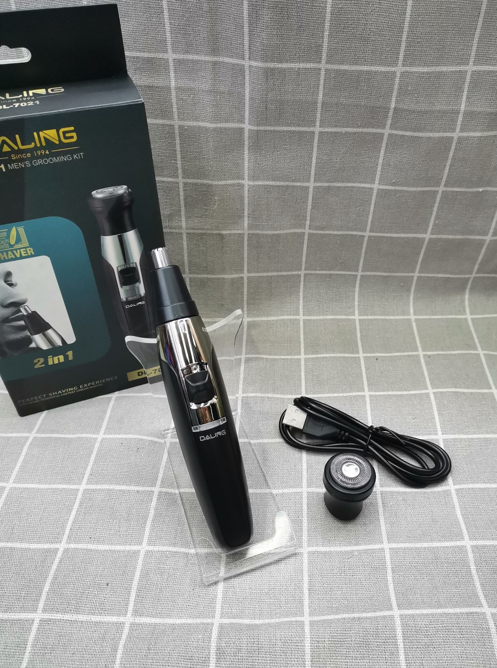 Daring electric nose hair trimmer DL-7021 Multi-functional sideburns knife eyebrow trimmer cross border Application Scenario