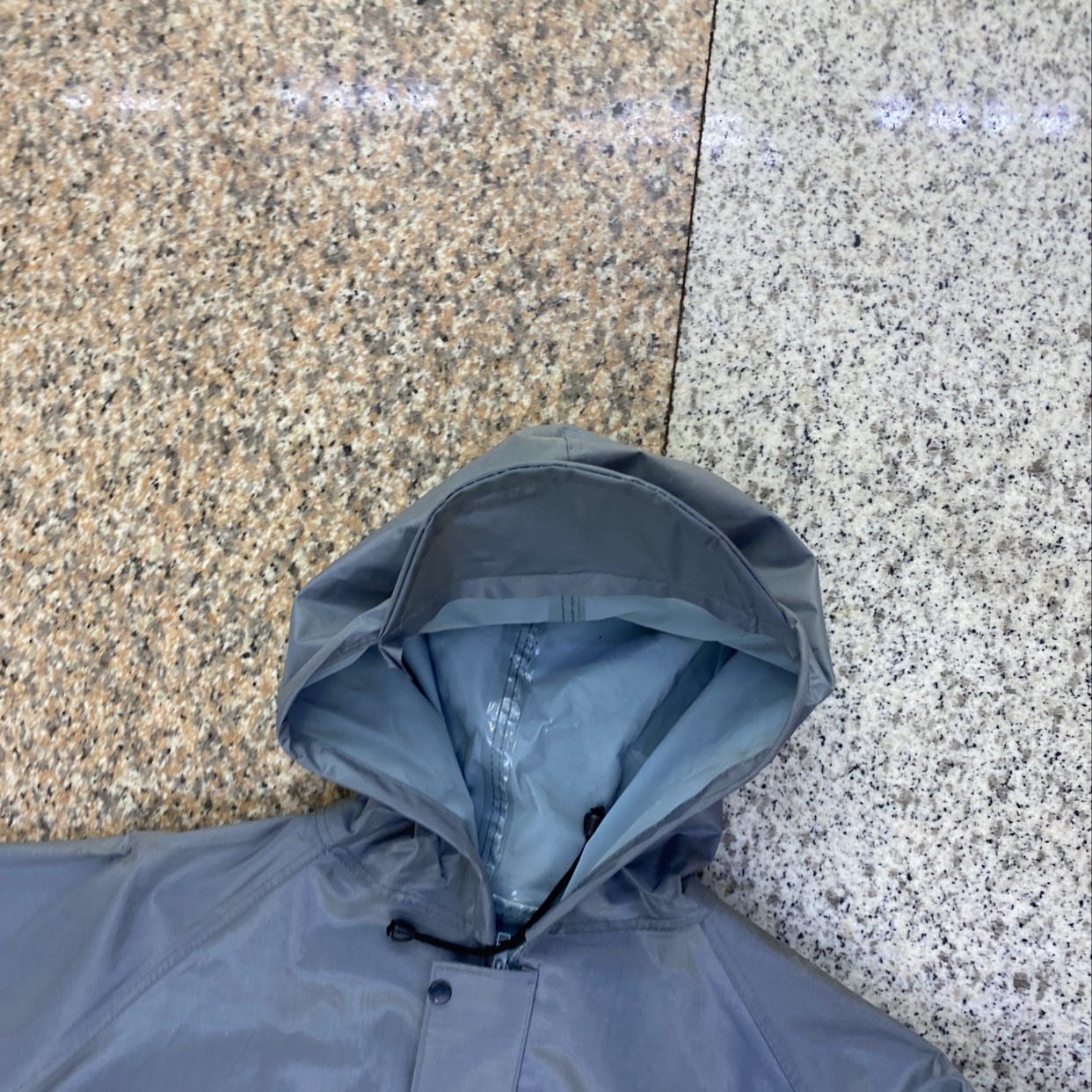 银灰色PVC长风衣细节图