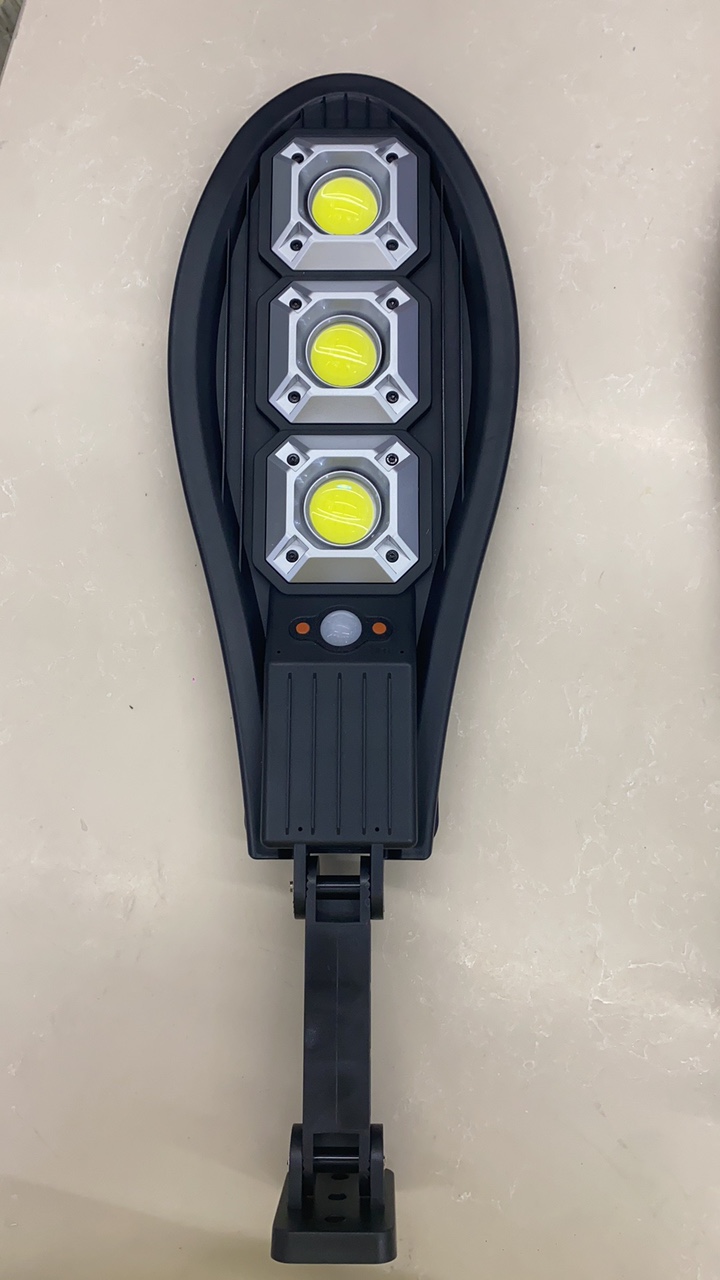 Solar-powered sensory street lamp