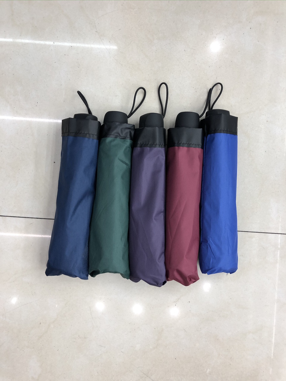 Three-fold black rubber umbrella