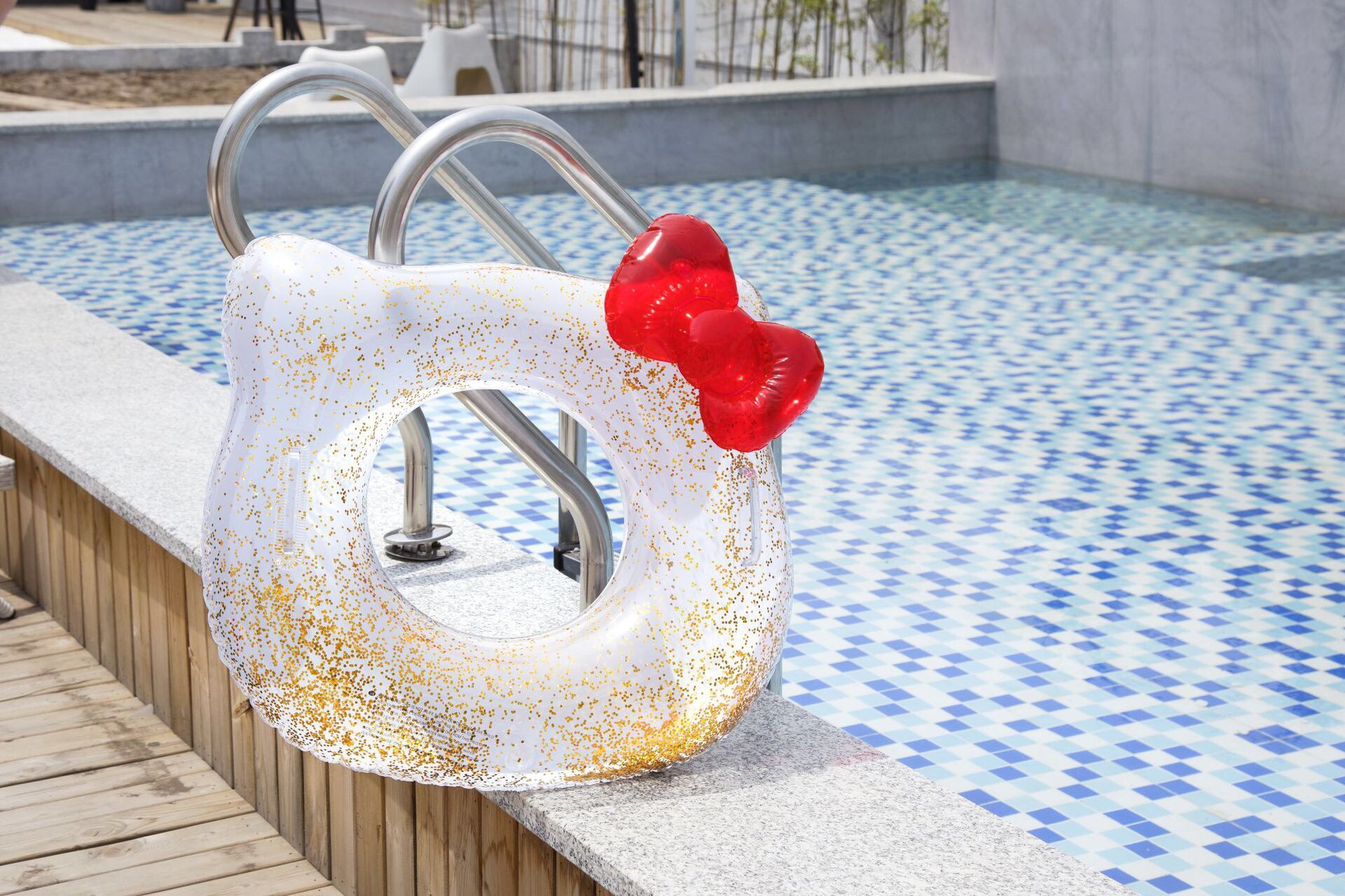 In stock, we offer thickened children's sequined bow KT cat swimming rings and baby armpit rings that are popular on Instagram Item Picture