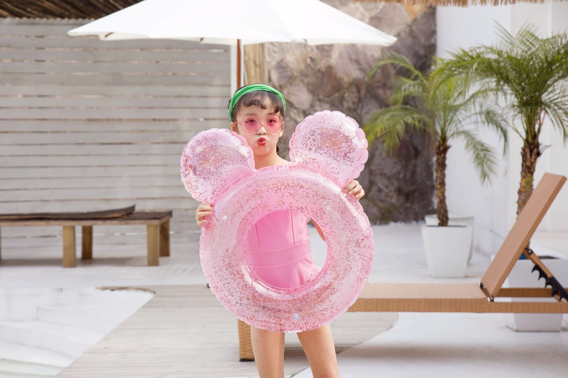 In stock, we offer thickened children's sequined bow KT cat swimming rings and baby armpit rings that are popular on Instagram undefined