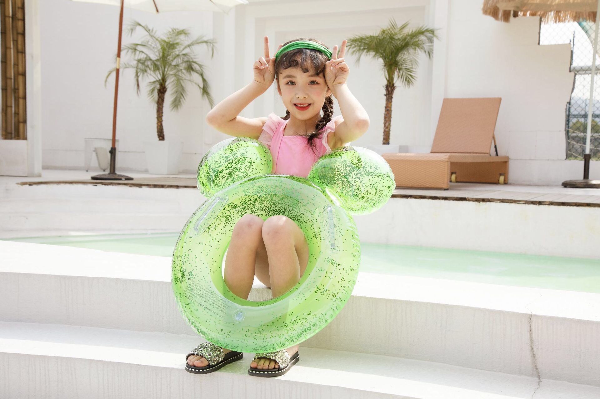 In stock, we offer thickened children's sequined bow KT cat swimming rings and baby armpit rings that are popular on Instagram undefined