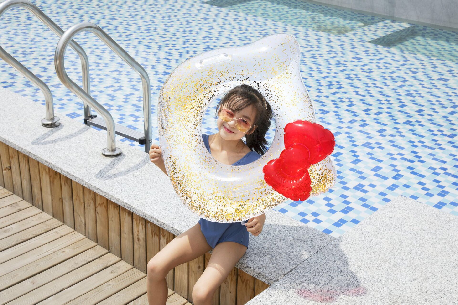 In stock, we offer thickened children's sequined bow KT cat swimming rings and baby armpit rings that are popular on Instagram details Picture