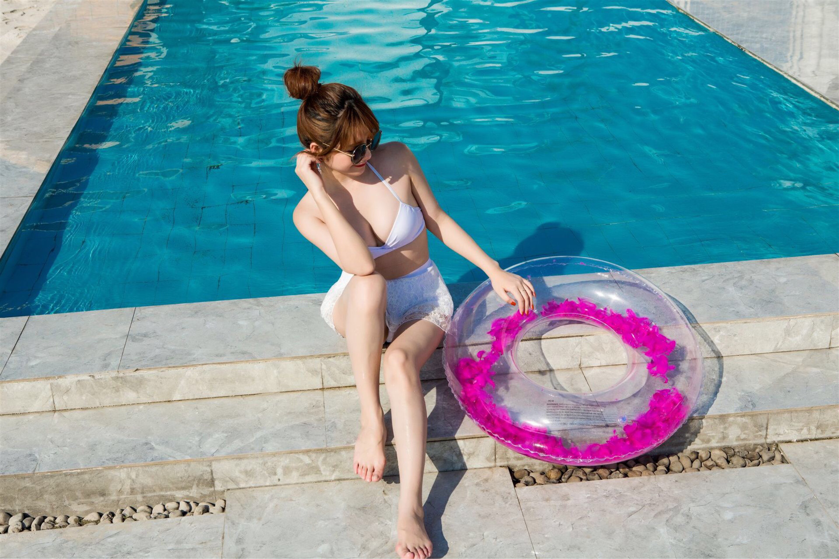 Wholesale in stock: Transparent feather swimming rings for beach Instagram influencers, thickened PVC inflatable transparent swimming rings for adults undefined