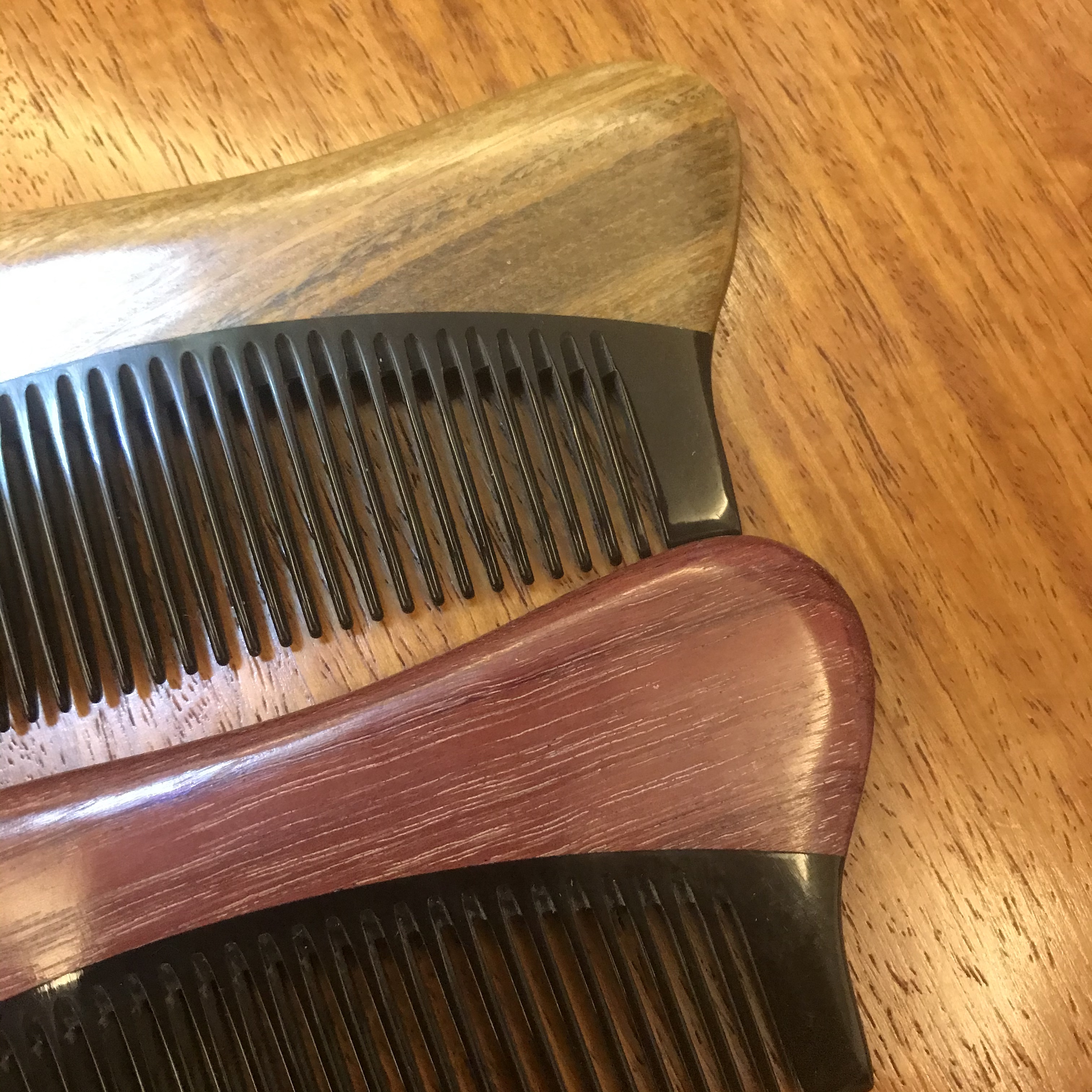 Factory direct sales of natural wood, green sandalwood and purple orchid wood with ox horn combs, fine teeth, suitable for all ages, convenient to carry, and a comb for unblocking meridians undefined