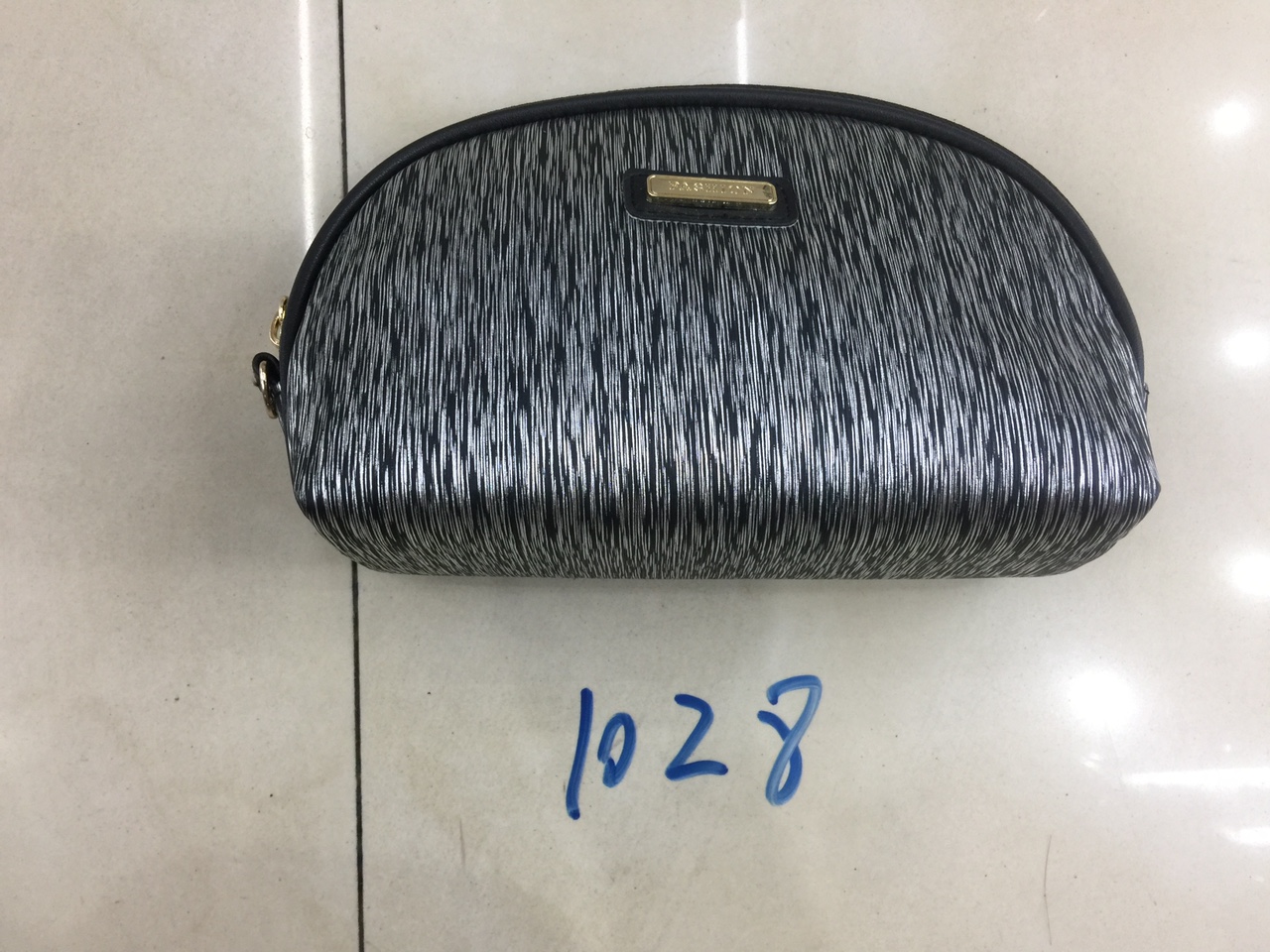 镭射炫彩半圆形化妆包图