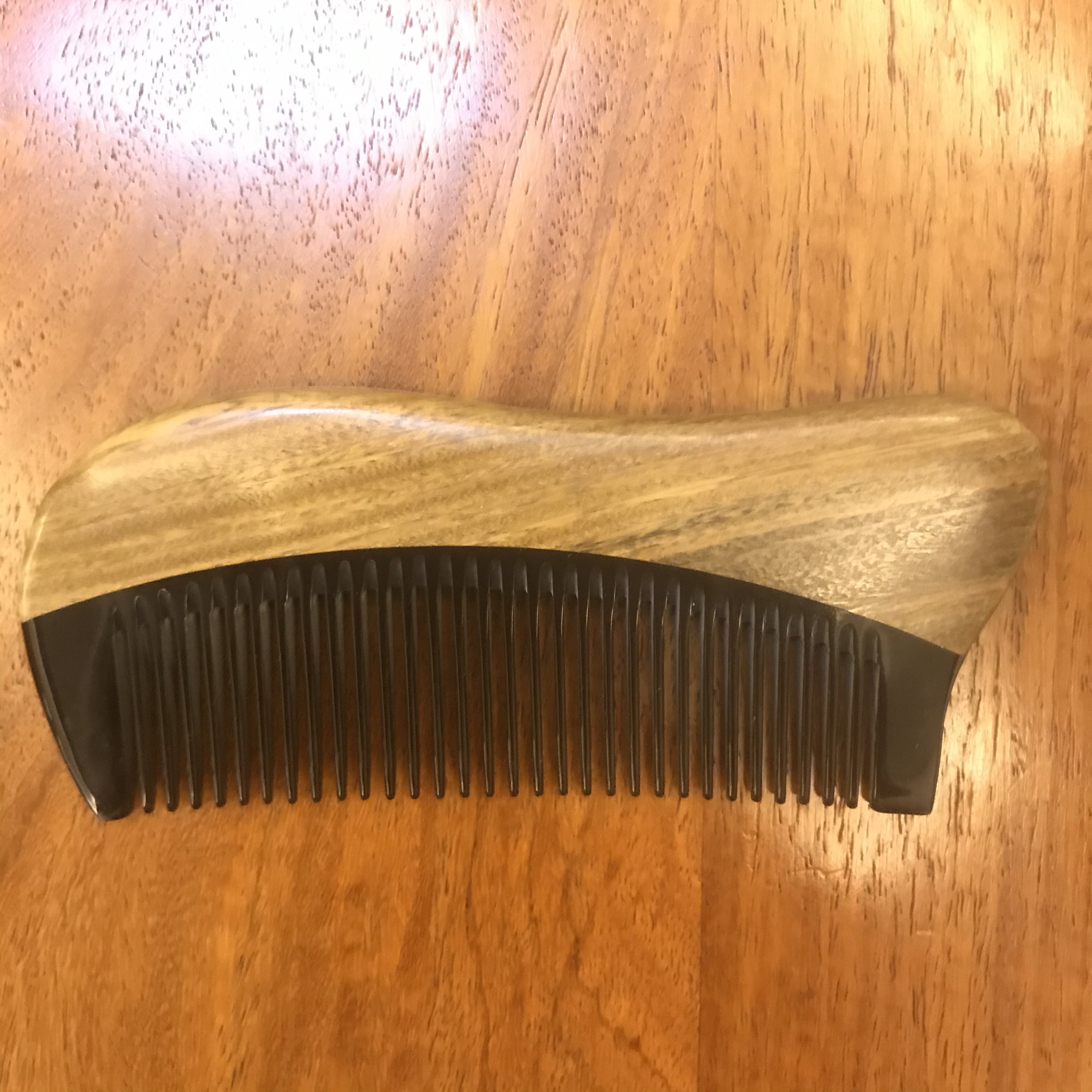 Factory direct sales of natural wood, green sandalwood and purple orchid wood with ox horn combs, fine teeth, suitable for all ages, convenient to carry, and a comb for unblocking meridians Item Picture