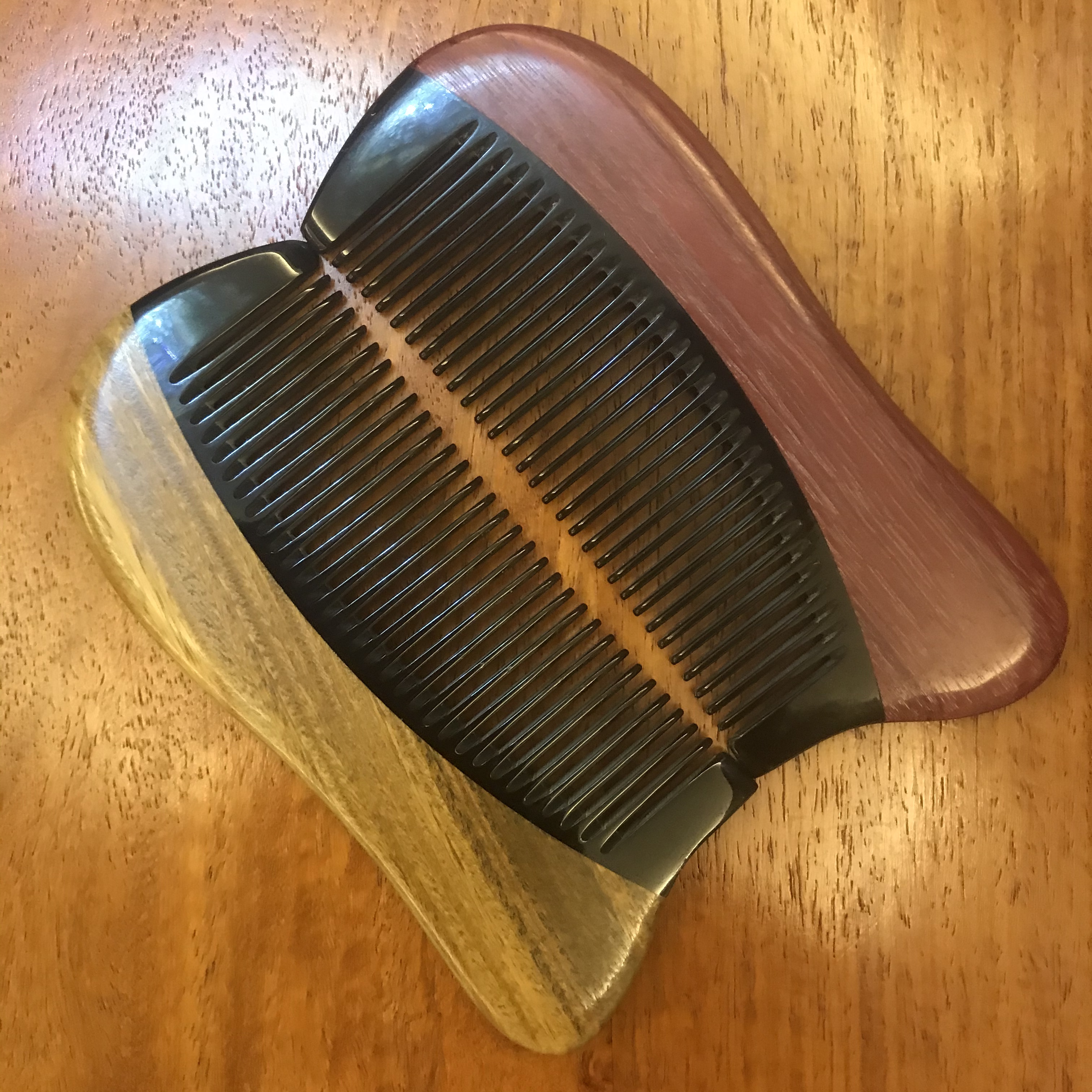 Factory direct sales of natural wood, green sandalwood and purple orchid wood with ox horn combs, fine teeth, suitable for all ages, convenient to carry, and a comb for unblocking meridians Specification image