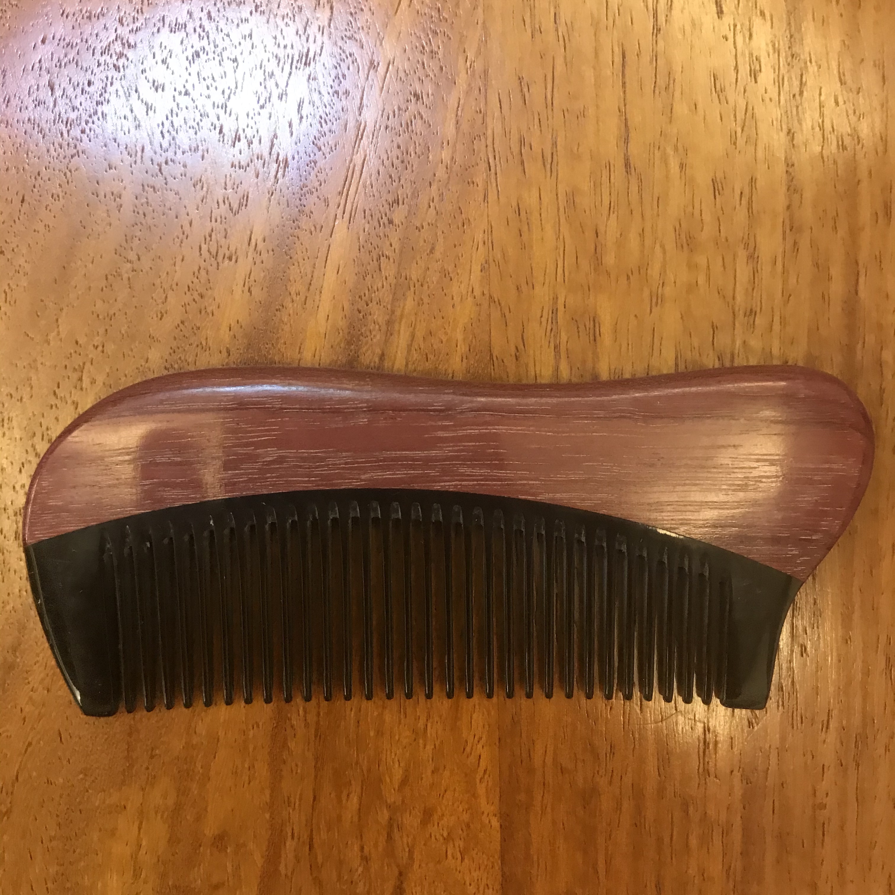 Factory direct sales of natural wood, green sandalwood and purple orchid wood with ox horn combs, fine teeth, suitable for all ages, convenient to carry, and a comb for unblocking meridians Application Scenario