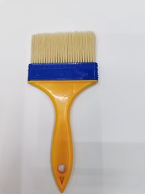 The yellow plastic handle does not shed the hairs