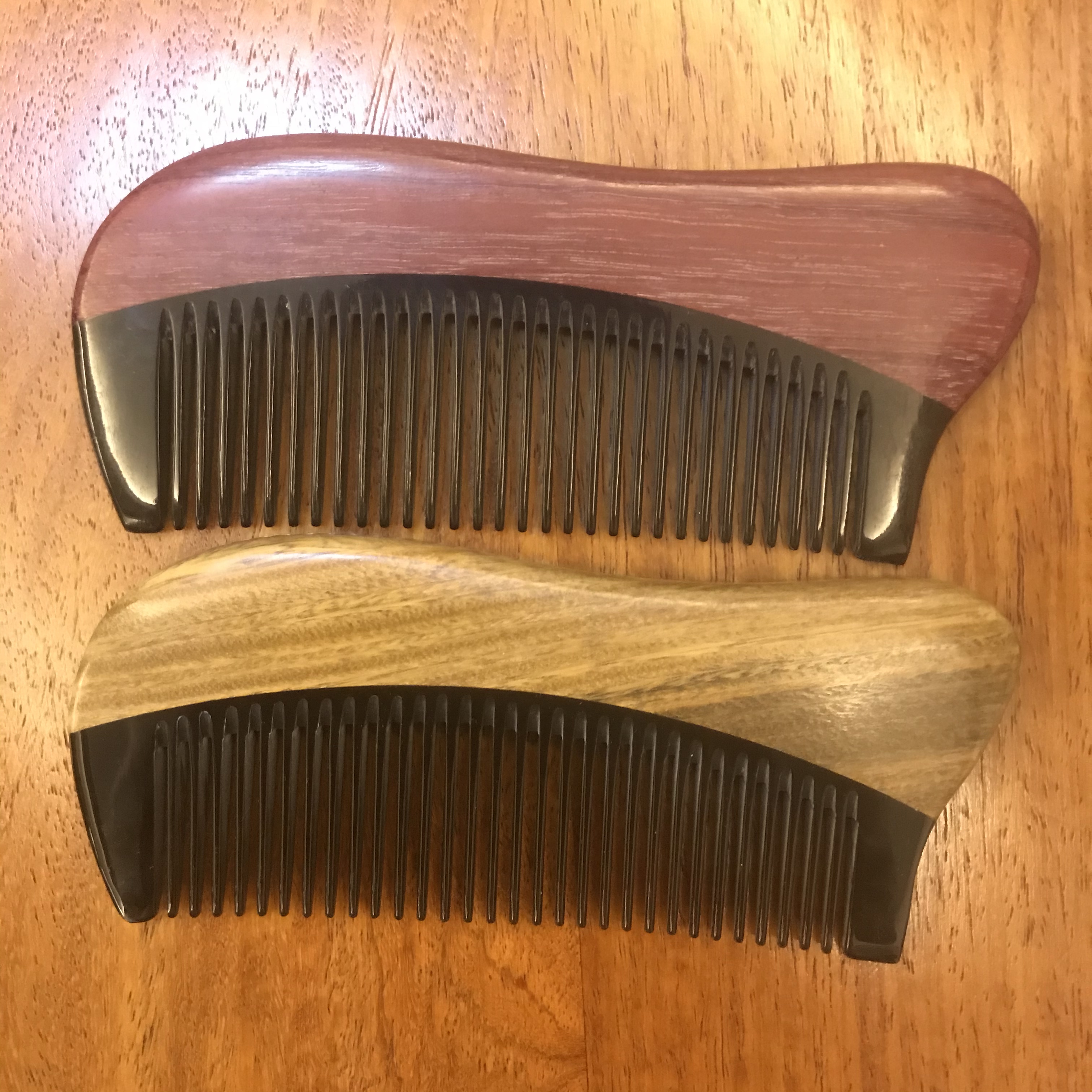 Factory direct sales of natural wood, green sandalwood and purple orchid wood with ox horn combs, fine teeth, suitable for all ages, convenient to carry, and a comb for unblocking meridians undefined