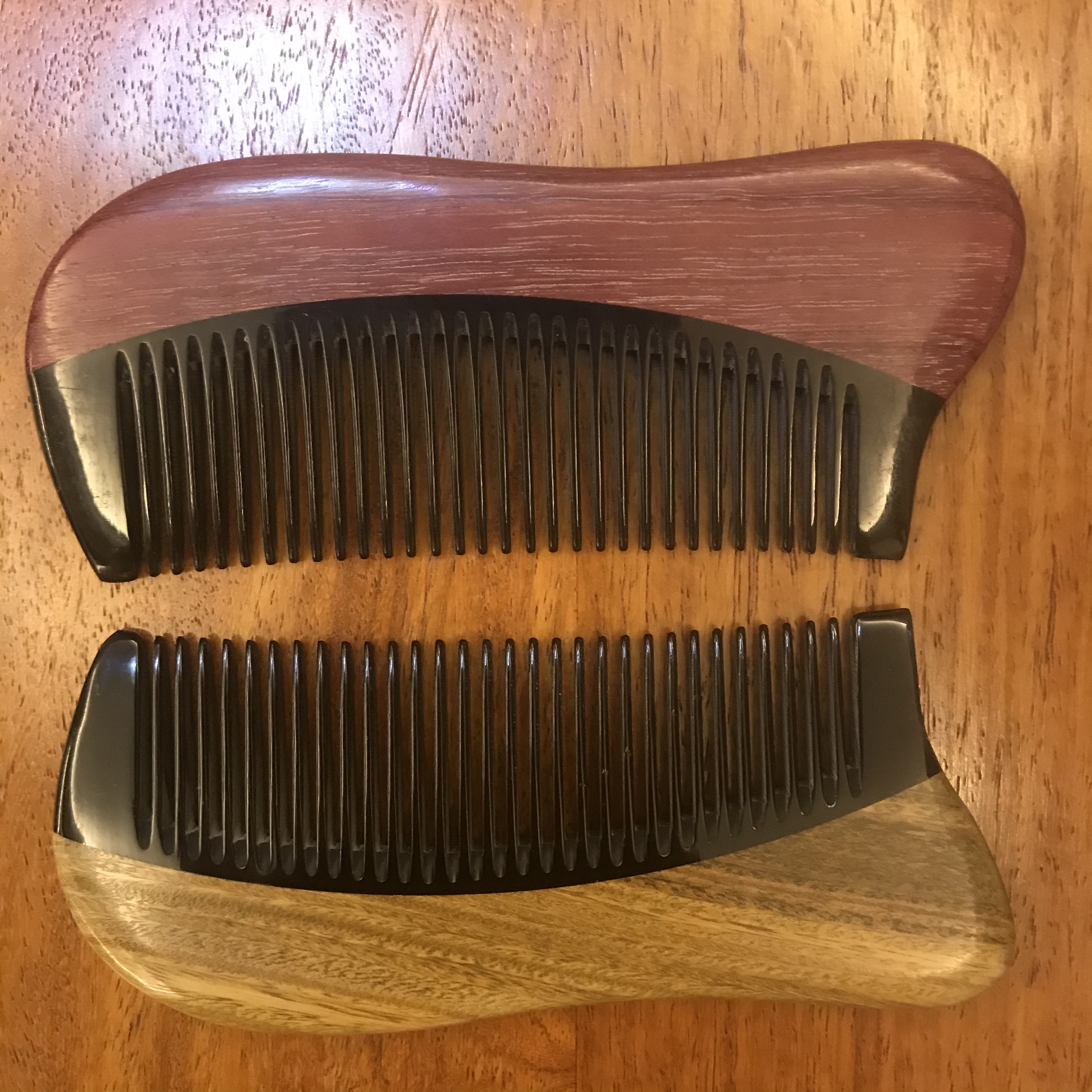 Factory direct sales of natural wood, green sandalwood and purple orchid wood with ox horn combs, fine teeth, suitable for all ages, convenient to carry, and a comb for unblocking meridians details Picture