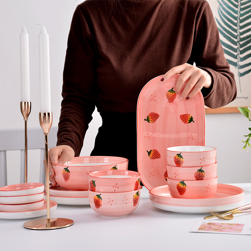 草莓餐具陶瓷碗盘碗碟套装家用情侣饭碗可爱单个简约组合圆形餐具
