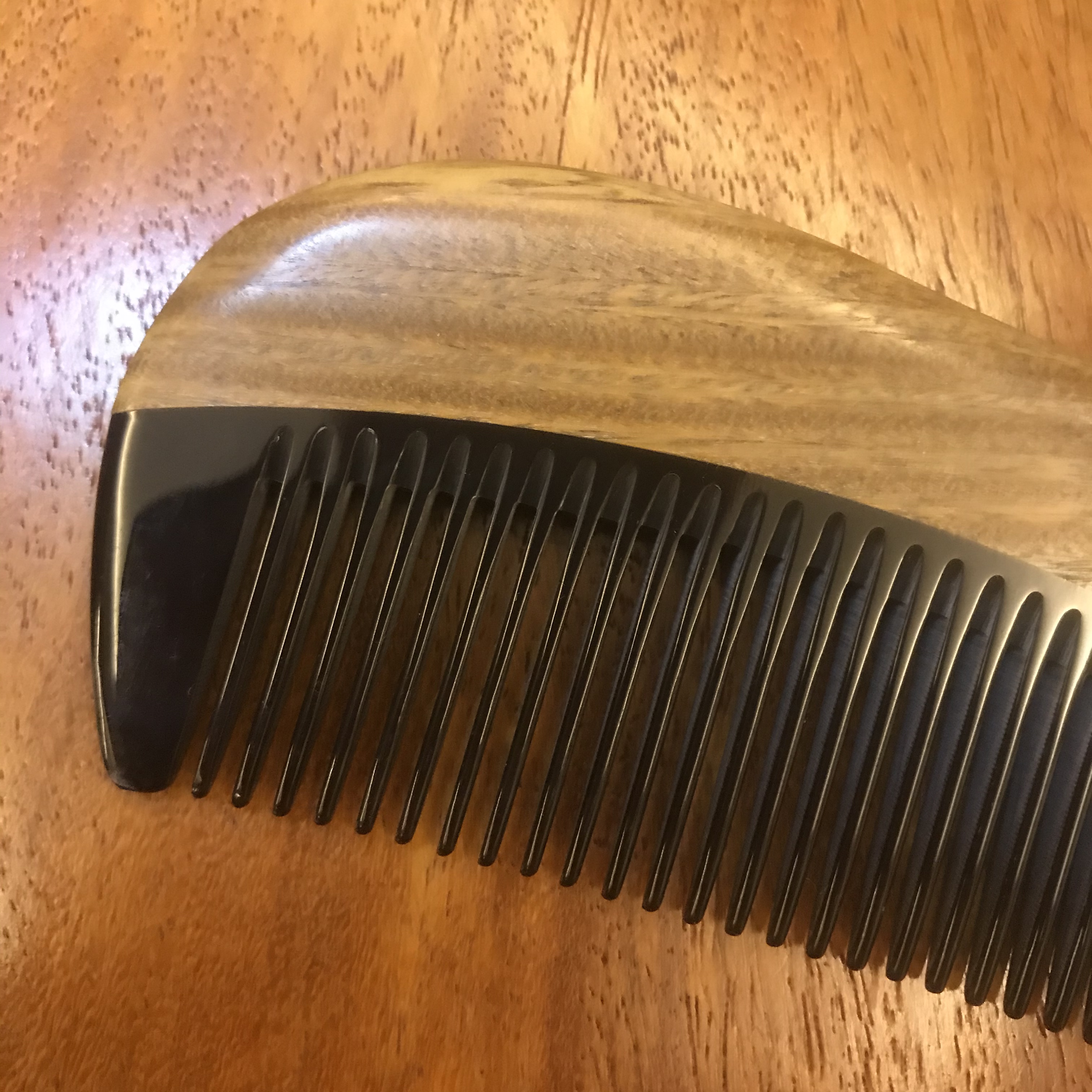 Factory direct sales of natural wood, green sandalwood and purple orchid wood with ox horn combs, fine teeth, suitable for all ages, convenient to carry, and a comb for unblocking meridians undefined