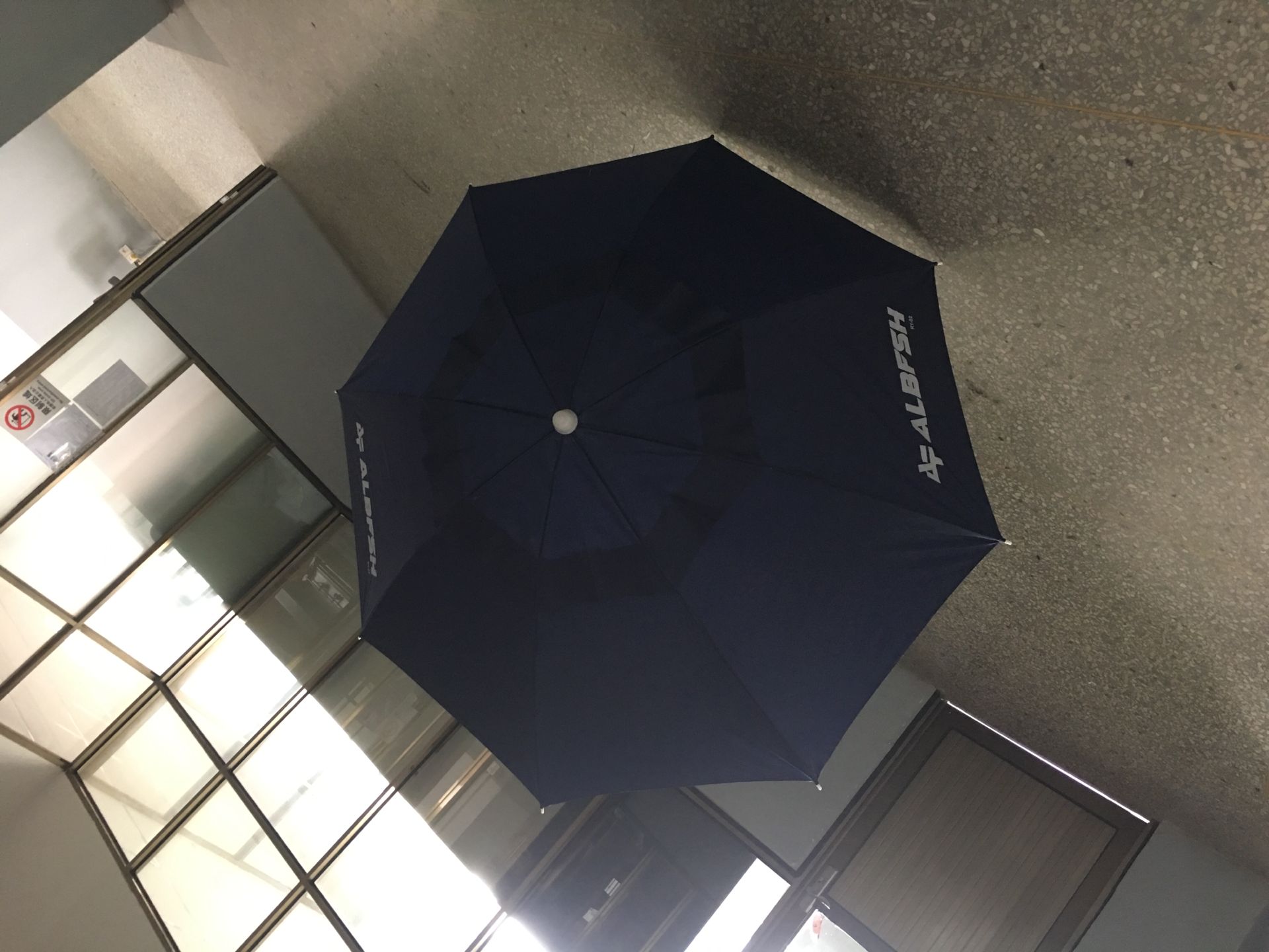 Painted steel two-fold fishing umbrella, sunshade fishing gear, fishing supplies, sun-protective folding sun umbrella detail image 5