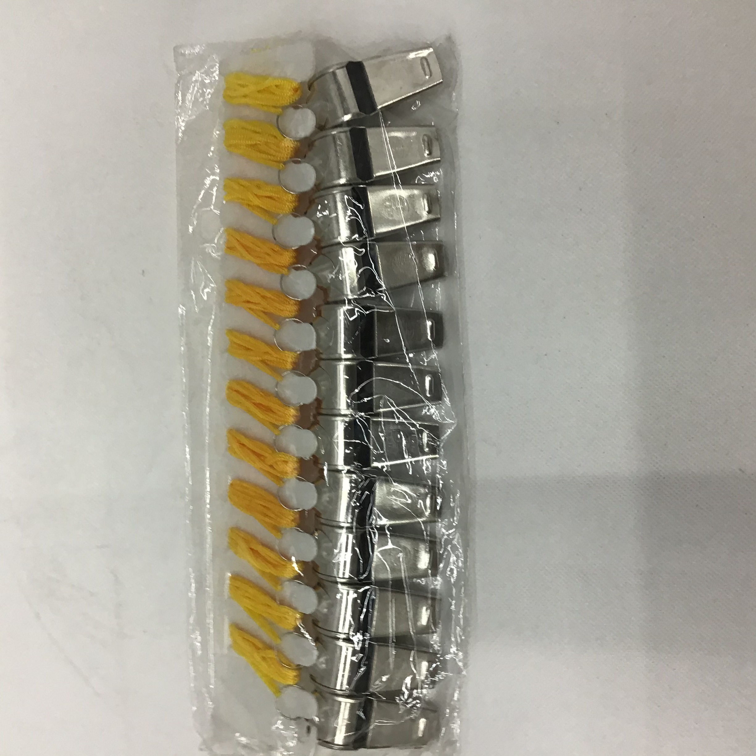 卡头包装口哨 材料：铁 
绳子：尼龙材质
一包：24个
一件2400个

一件2400个详情图1