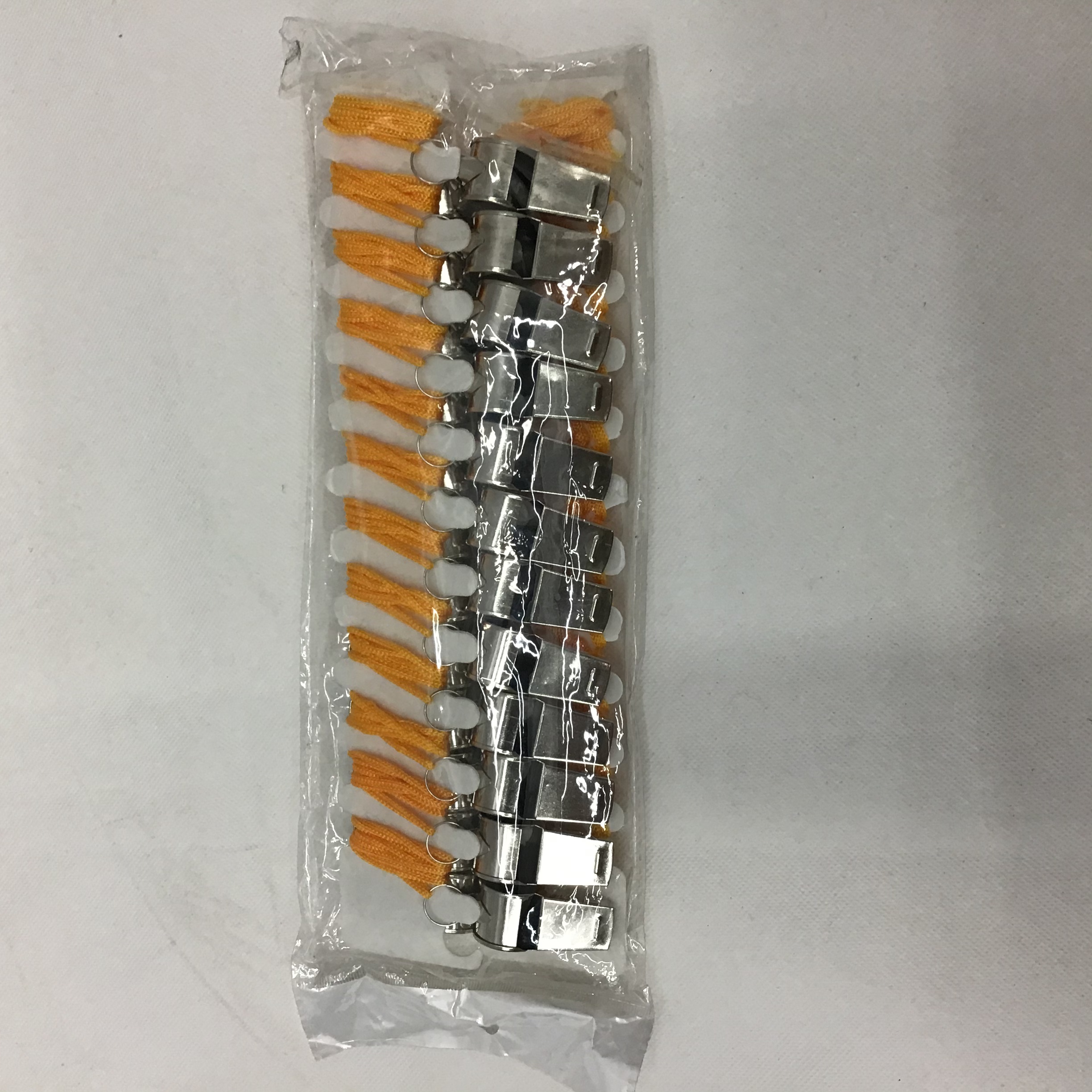 卡头包装口哨 材料：铁 
绳子：尼龙材质
一包：24个
一件2400个

一件2400个详情图3