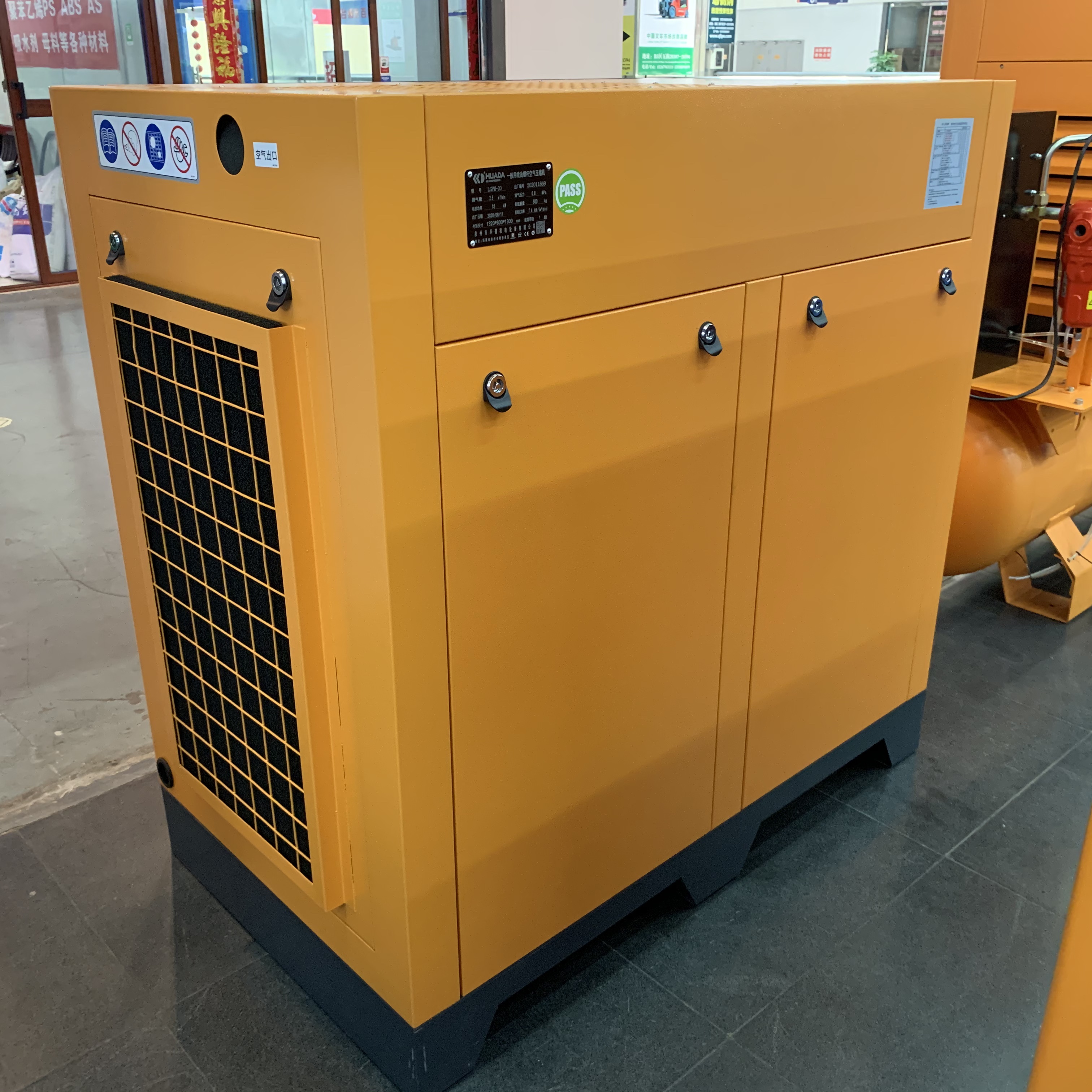 Elink generally uses the LGPM-20 oil-injected screw air compressor with a power of 15KW and a pressure of 0.8mpa, specifically designed for laser cutting machines Application Scenario
