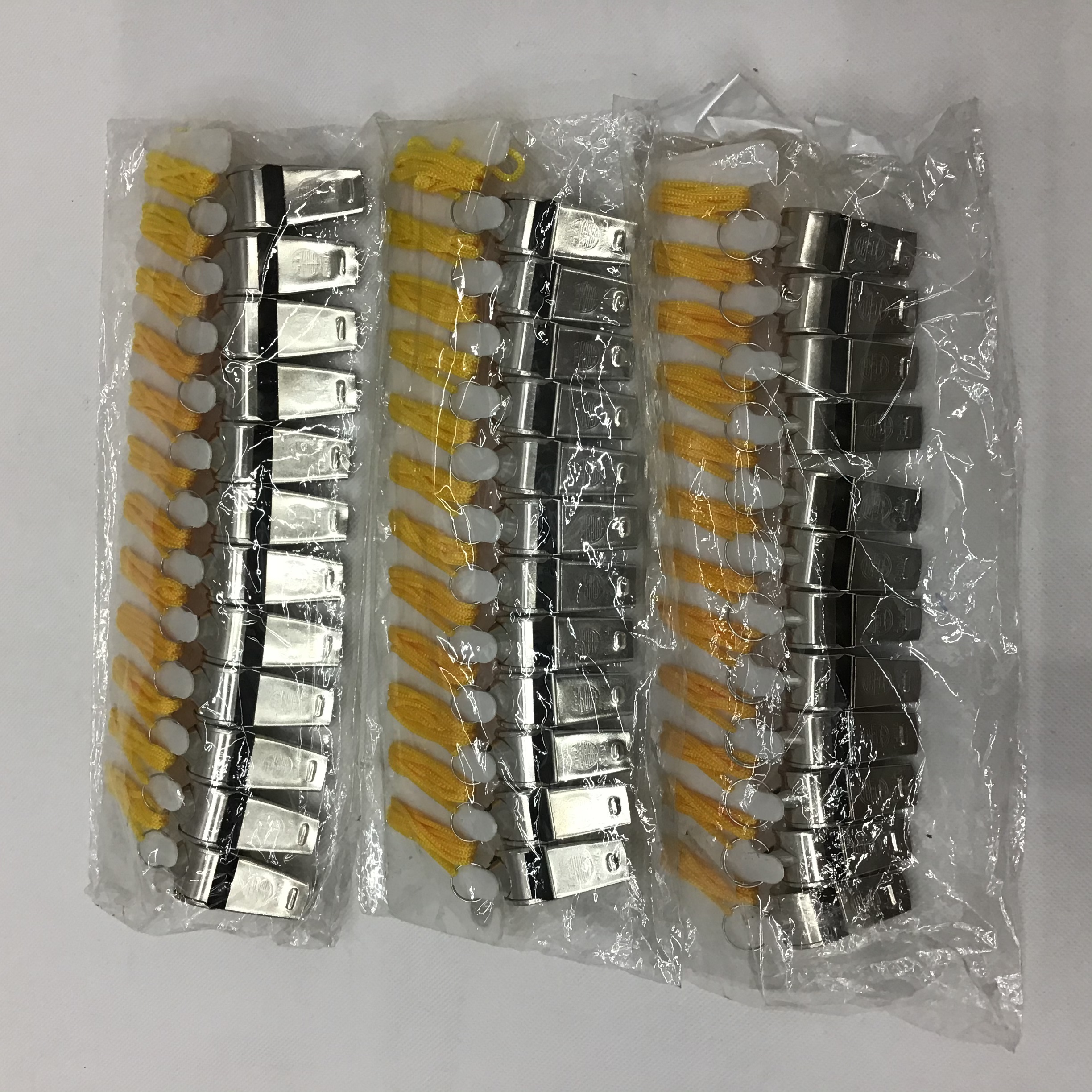 卡头包装口哨 材料：铁 
绳子：尼龙材质
一包：24个
一件2400个

一件2400个产品图