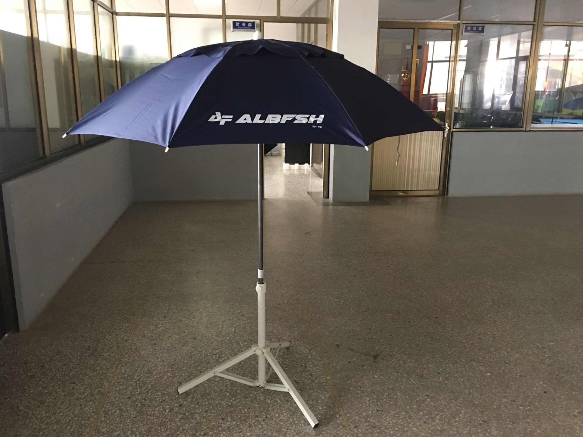 Painted steel two-fold fishing umbrella, sunshade fishing gear, fishing supplies, sun-protective folding sun umbrella details Picture