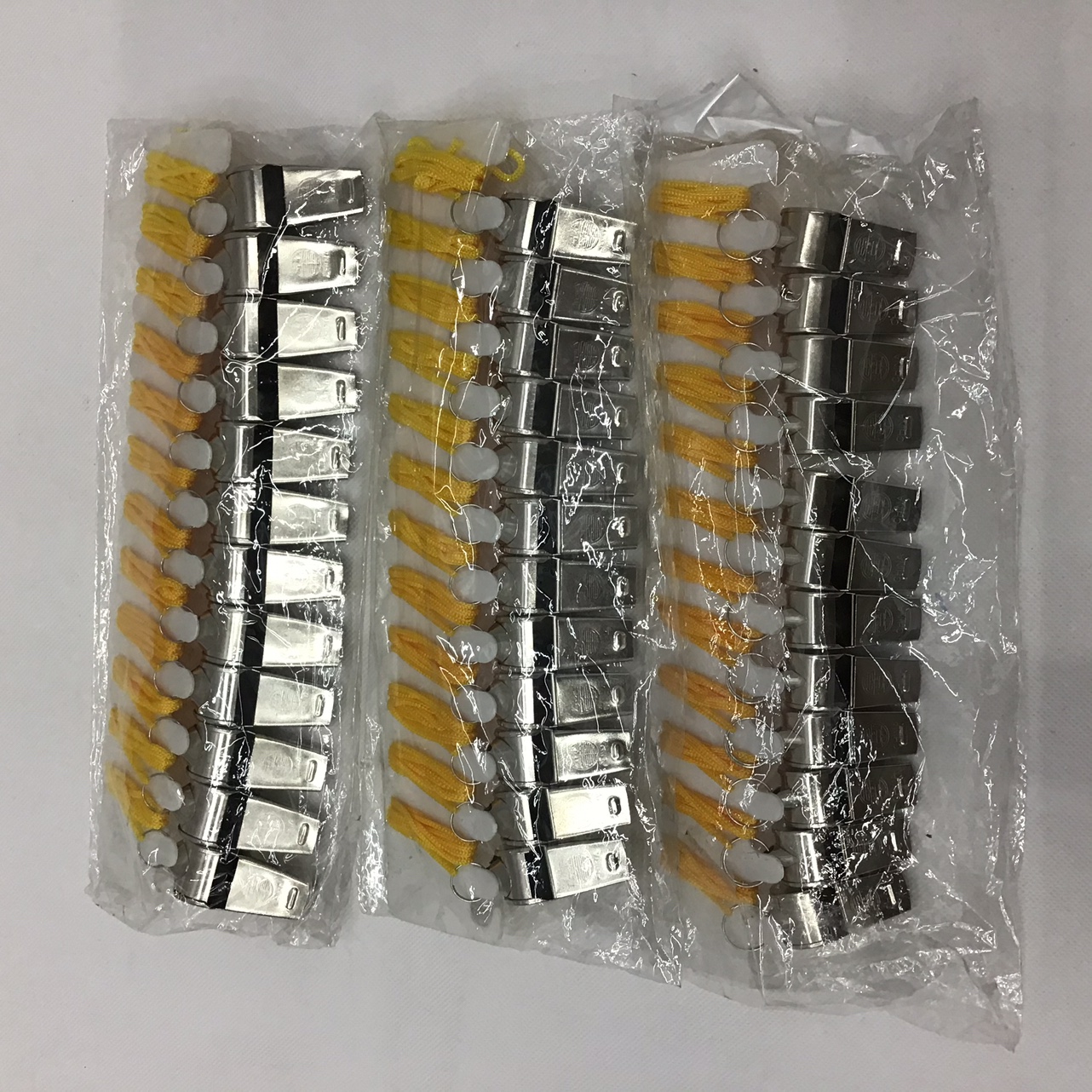 卡头包装口哨 材料：铁 
绳子：尼龙材质
一包：24个
一件2400个

一件2400个