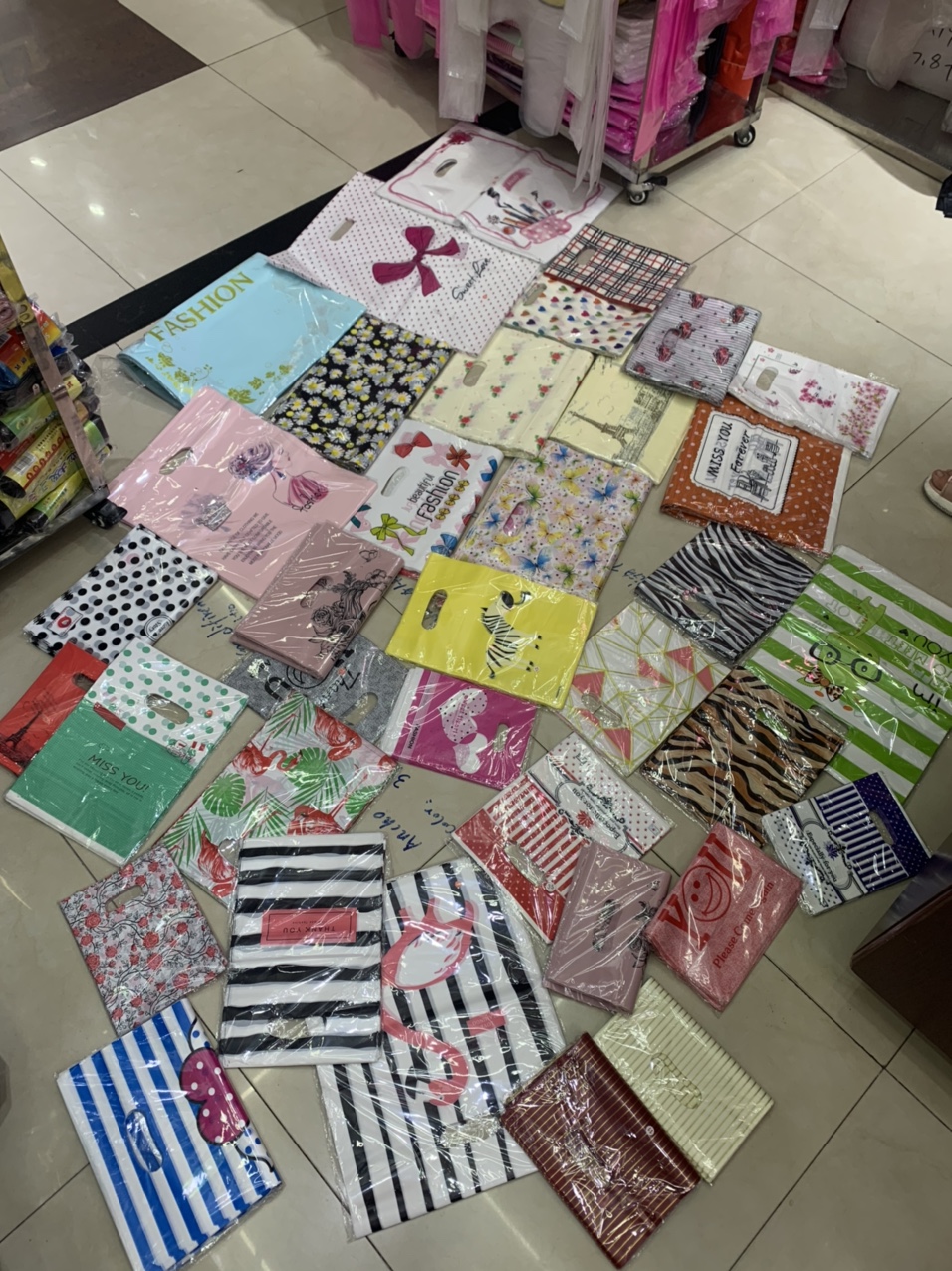 各式图案塑料礼品袋