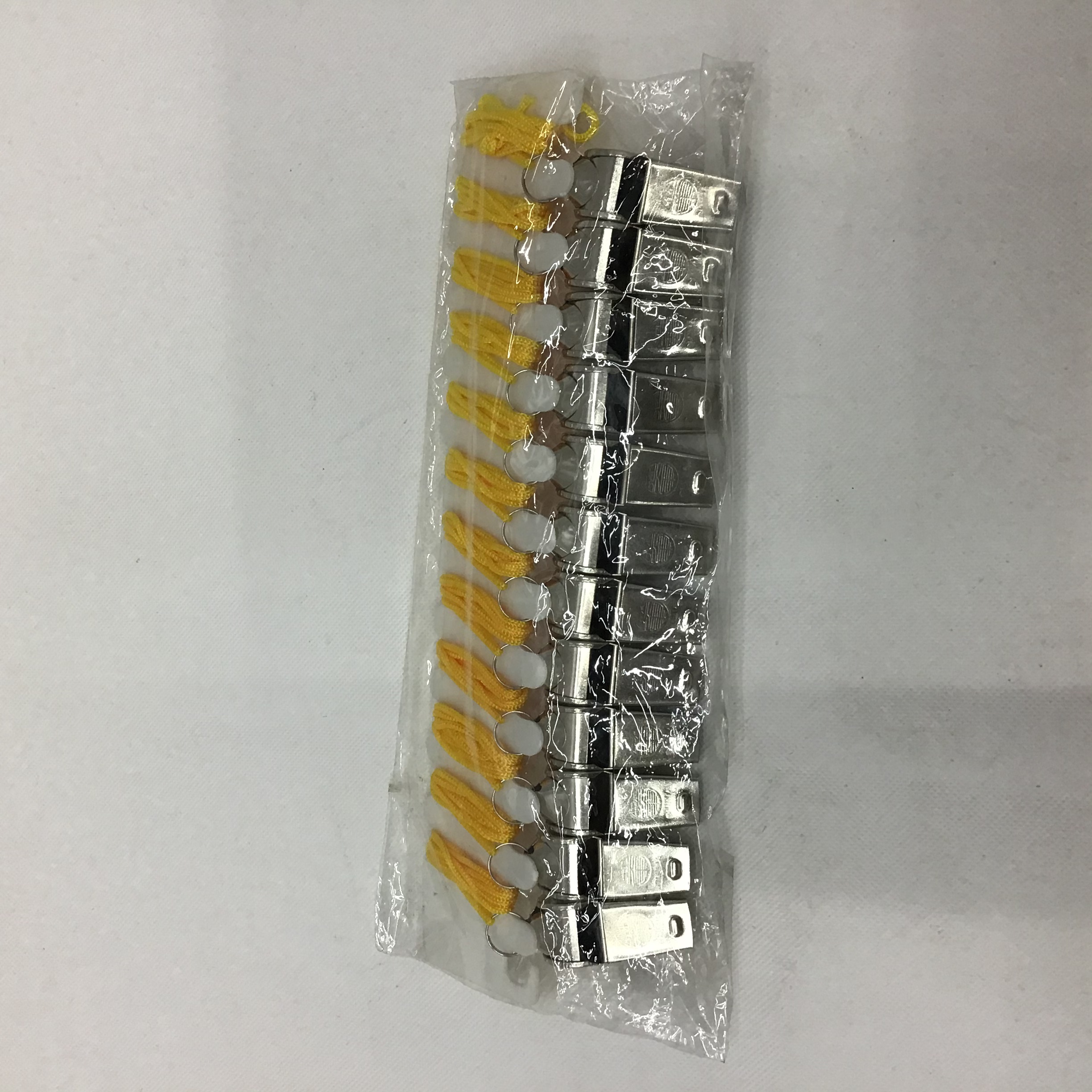 卡头包装口哨 材料：铁 
绳子：尼龙材质
一包：24个
一件2400个

一件2400个细节图