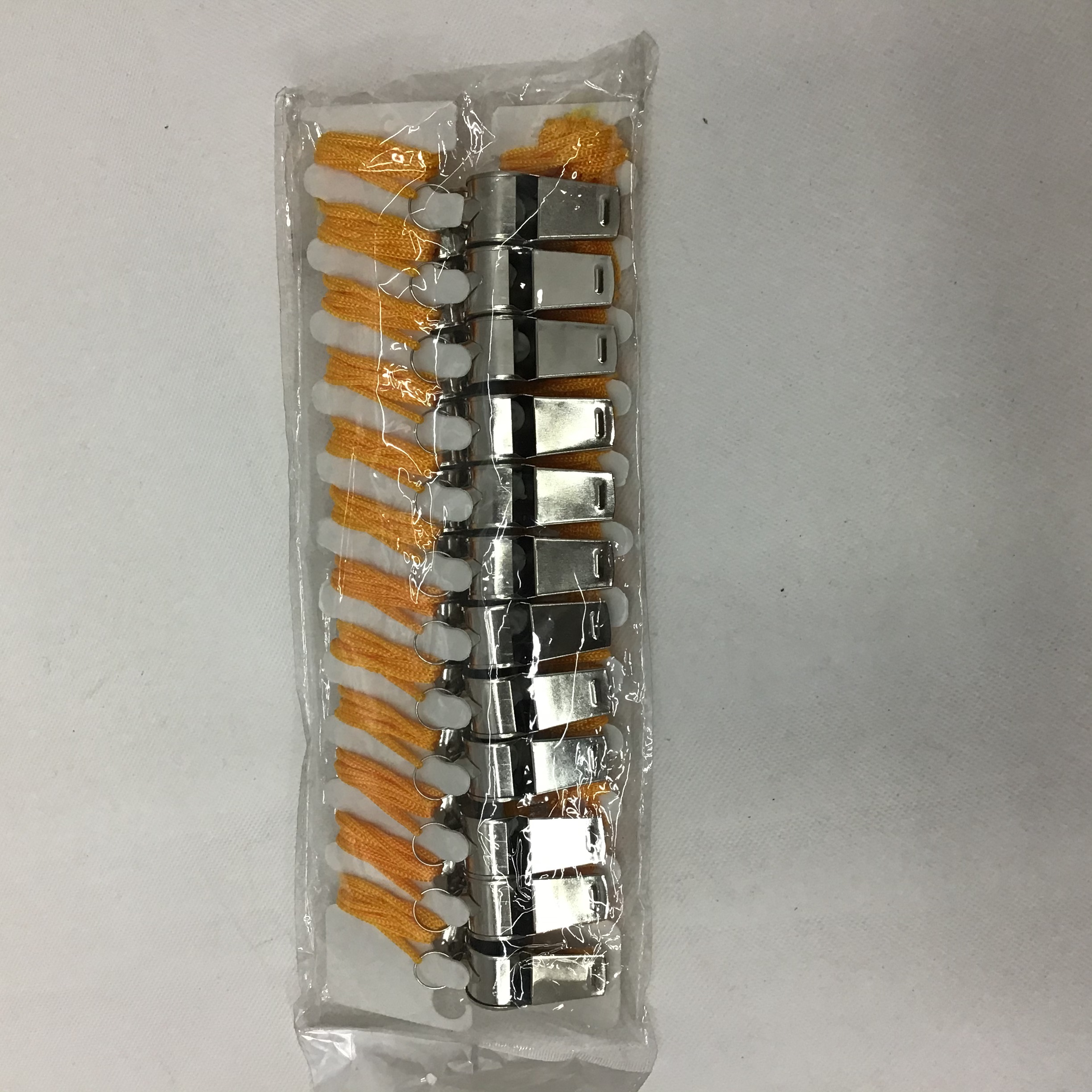 卡头包装口哨 材料：铁 
绳子：尼龙材质
一包：24个
一件2400个

一件2400个详情图6