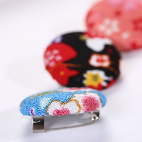 Wholesale of customizable Japanese style series fashionable and simple crepe fabric retro brooches, clothing headwear and pin accessories Application Scenario