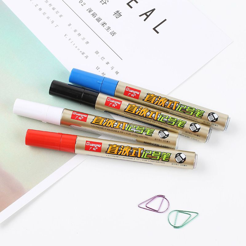 The Guangna oil-based large-capacity ink-refilling marker pen MK400 is black and white with a large head. The pen on the box head cannot be wiped off