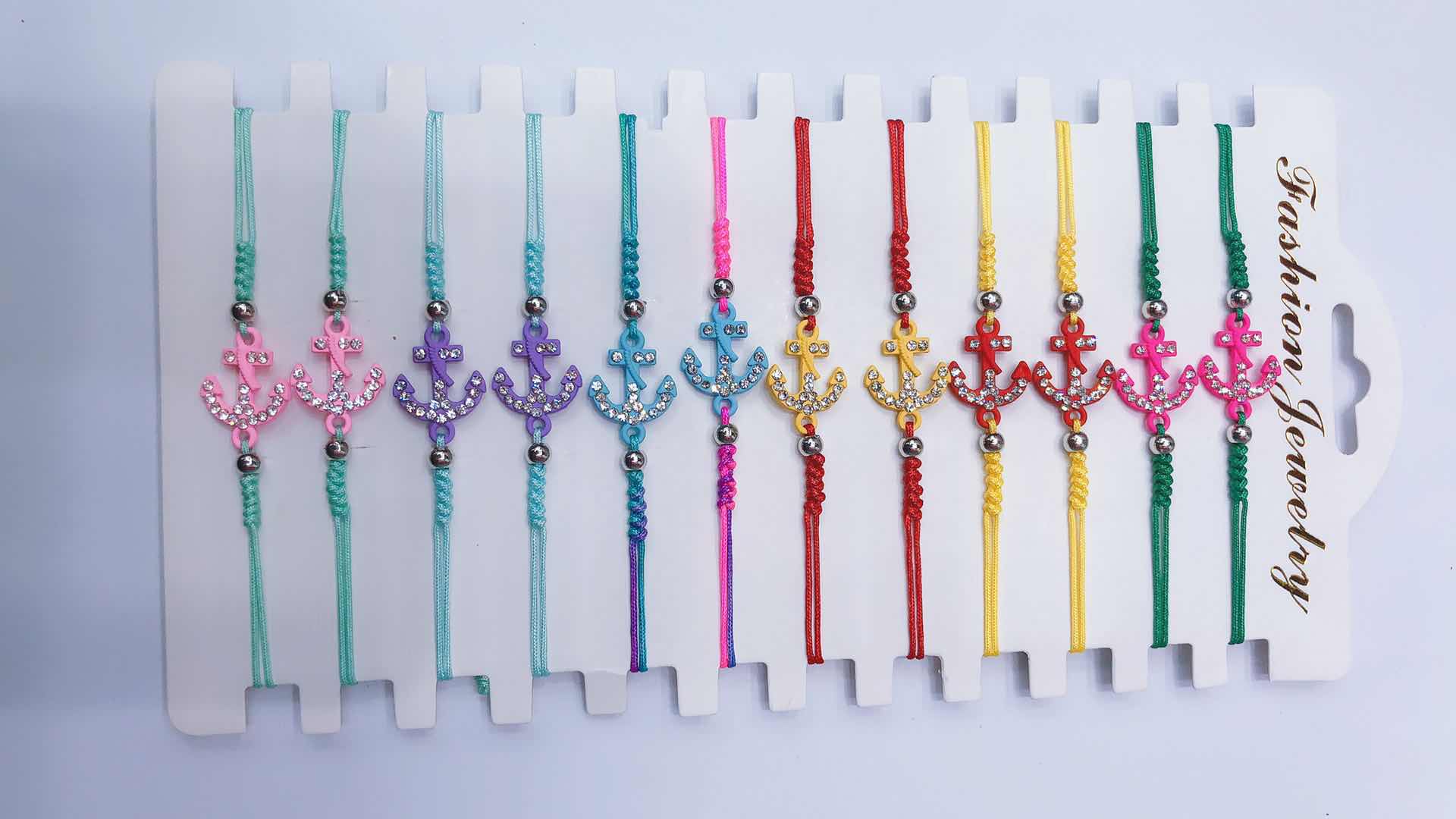 The snake knot bracelet has 5 knot accessories. The size of the point drill anchor can be customized, including the size for driving in and the size for children